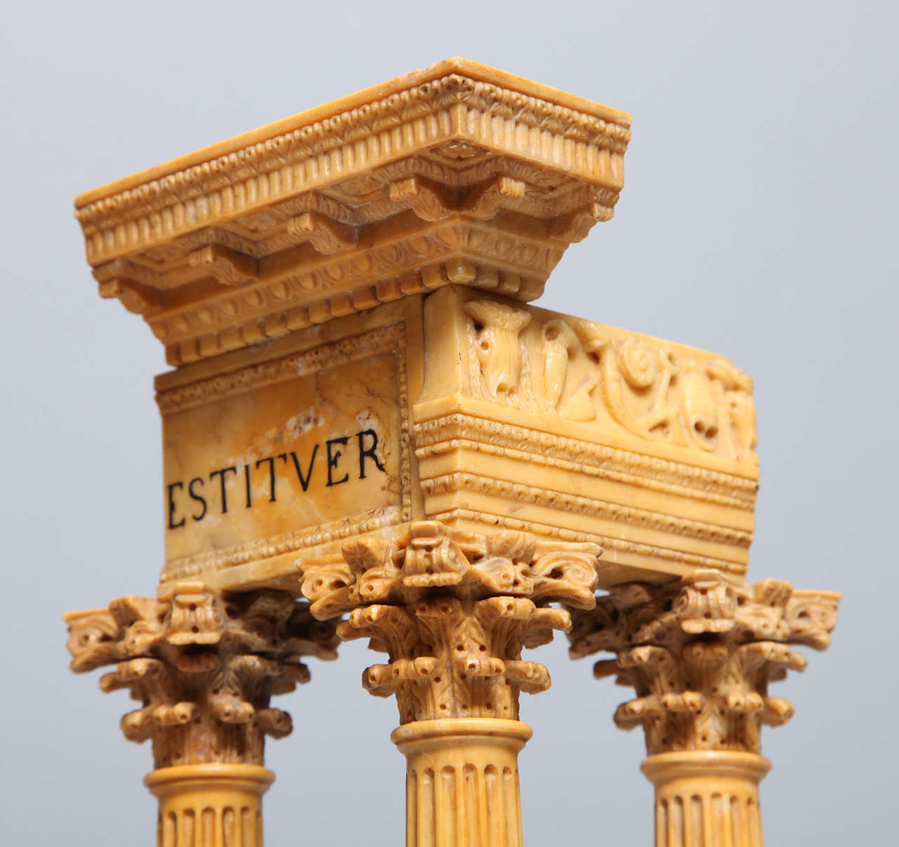 XIXe siècle Paire d'anciens modèles Grand Tour italiens de ruines en marbre de Sienne en vente