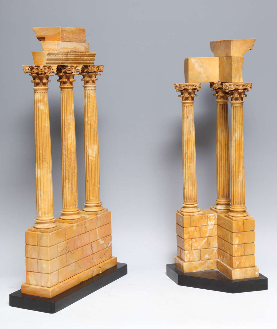 Paire d'anciens modèles Grand Tour italiens de ruines en marbre de Sienne en vente 1