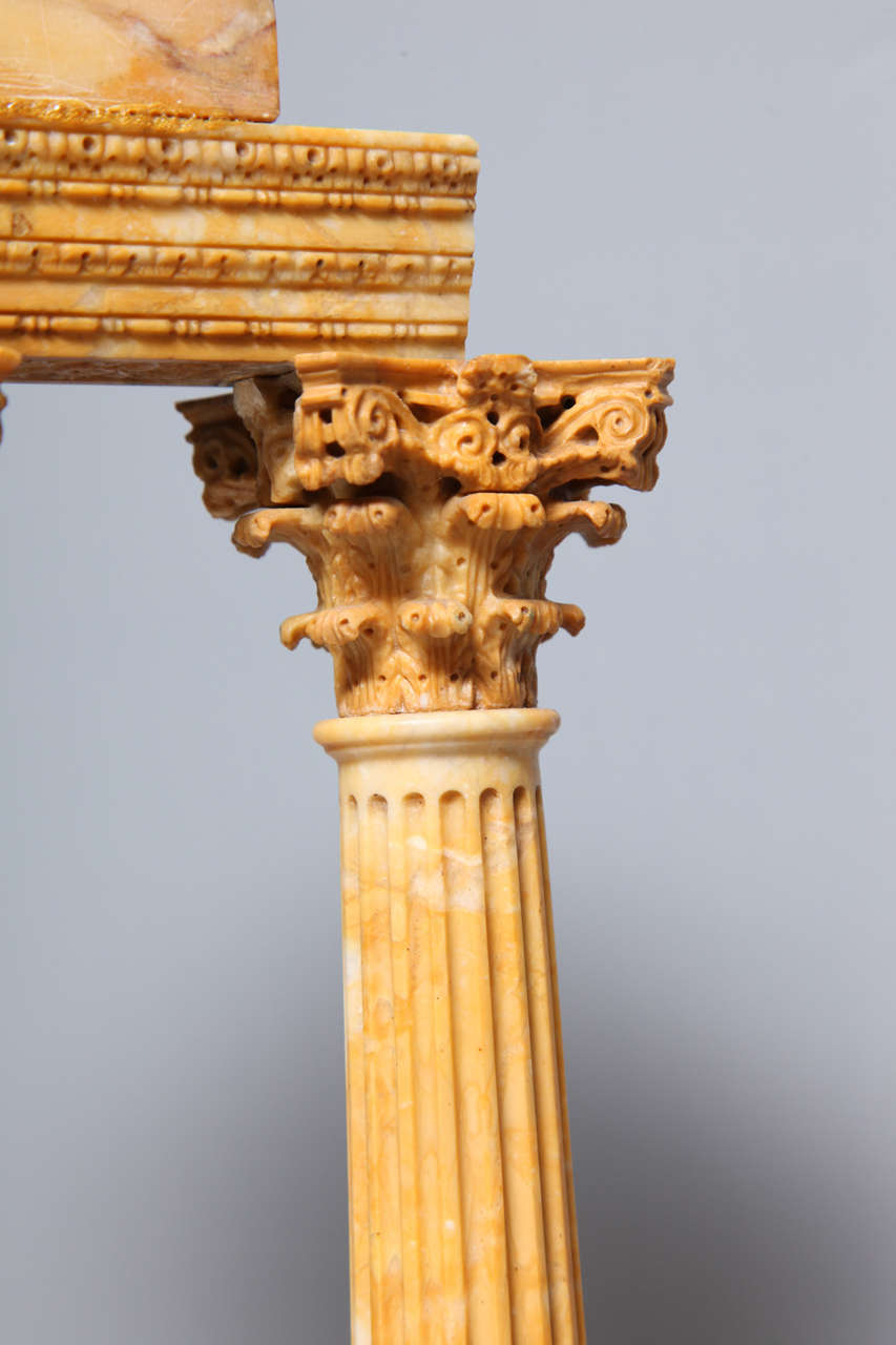 Paire d'anciens modèles Grand Tour italiens de ruines en marbre de Sienne en vente 3