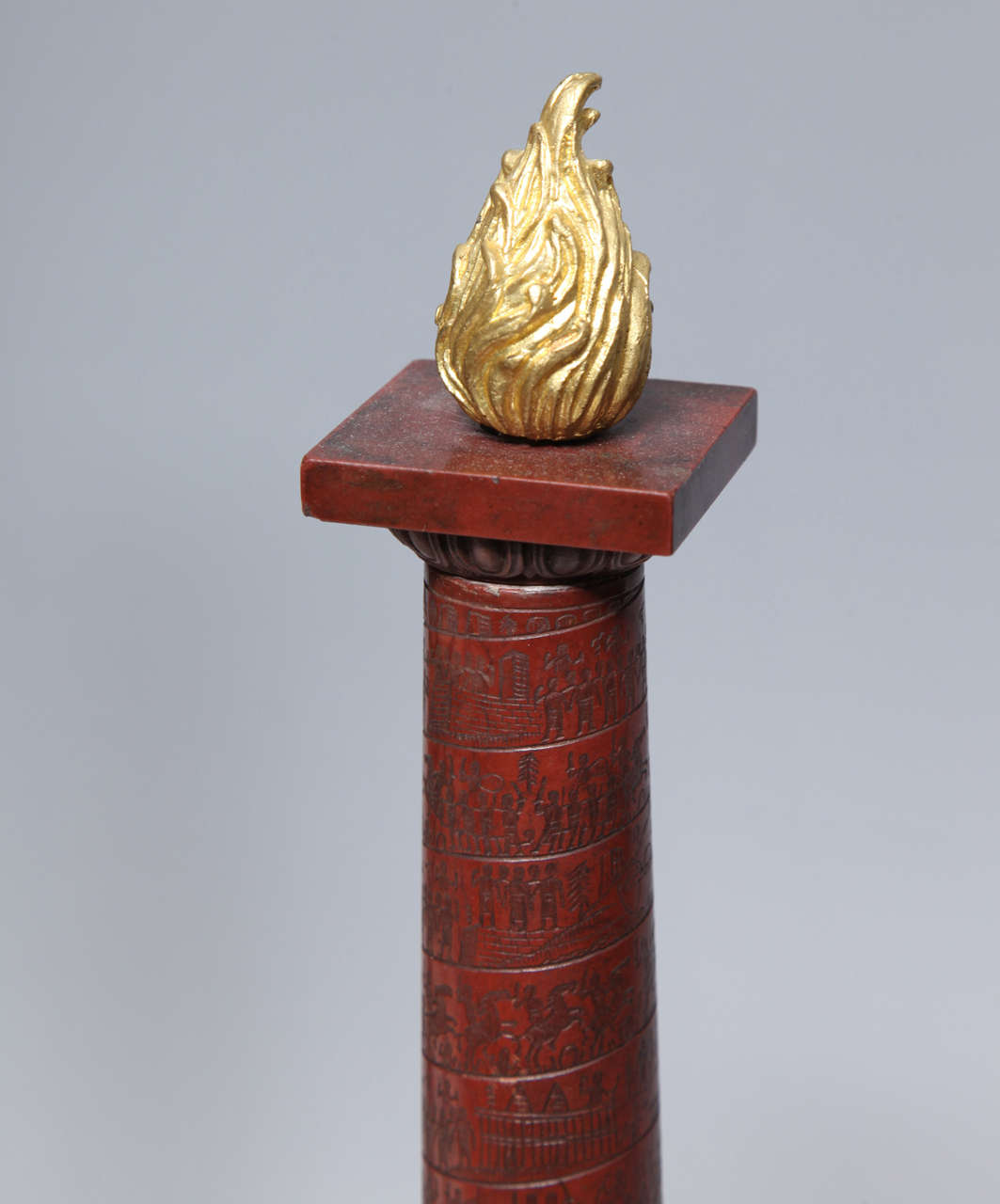 Ein sehr fein geschnitztes Marmorsouvenir aus der Zeit der Grand Tour des 19. Jahrhunderts, darunter ein ägyptischer Obelisk mit Flammenabschluss. Es ist mit vergoldeten lateinischen Buchstaben beschriftet, die den Standort, das Errichtungsdatum