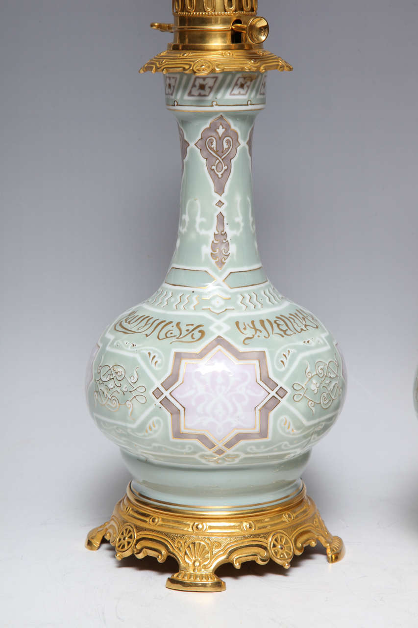 Louis XVI Paire de vases en porcelaine française à motifs suédés et motifs orientalistes, montés en lampe en vente