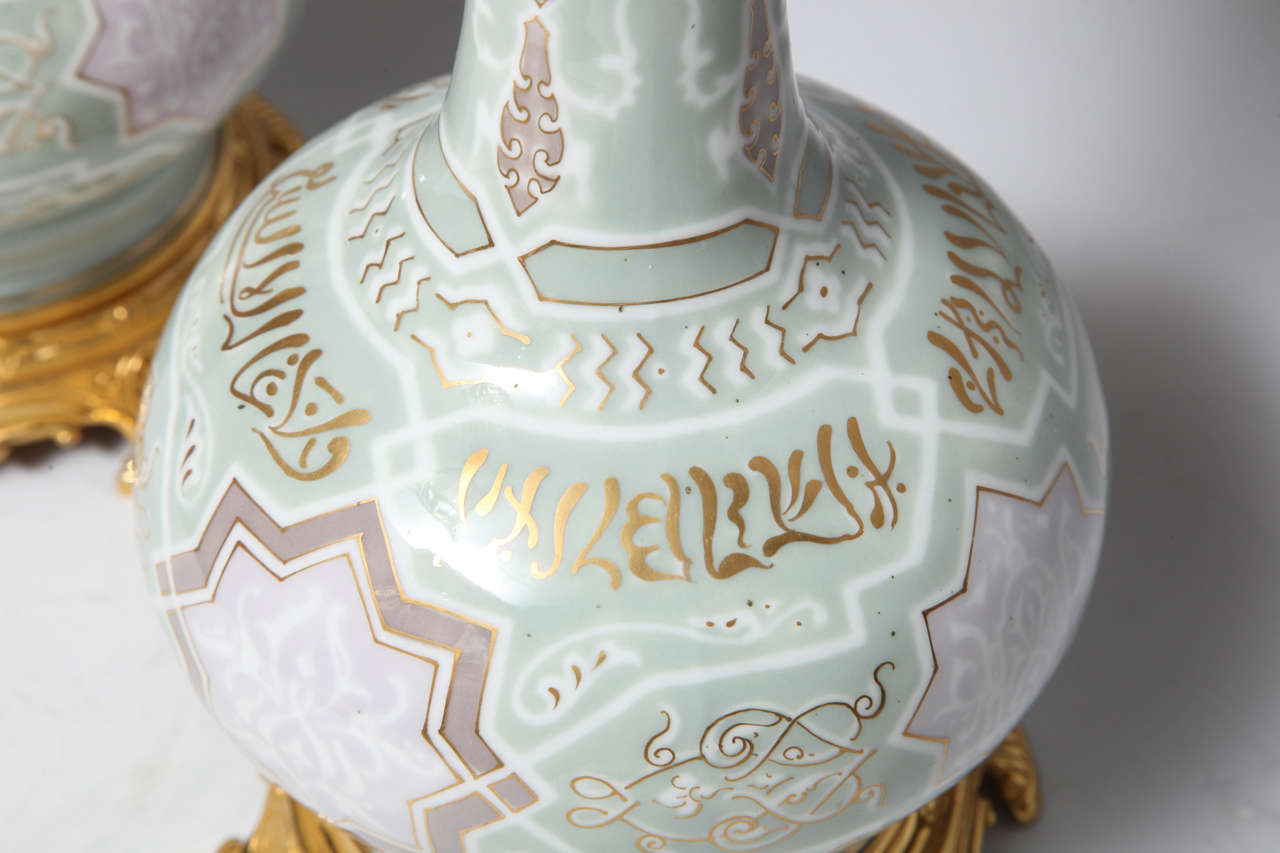 Paire de vases en porcelaine française à motifs suédés et motifs orientalistes, montés en lampe Excellent état - En vente à New York, NY
