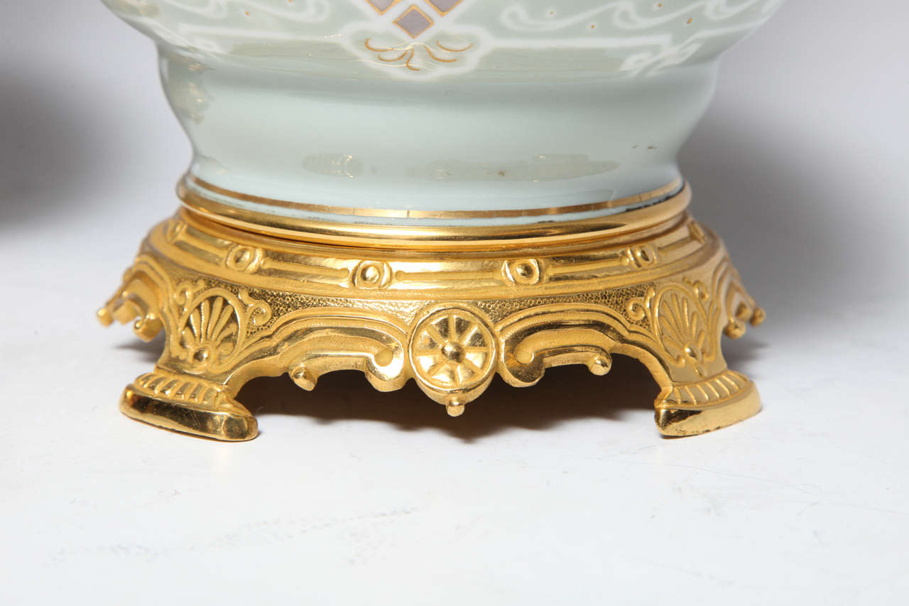 XIXe siècle Paire de vases en porcelaine française à motifs suédés et motifs orientalistes, montés en lampe en vente