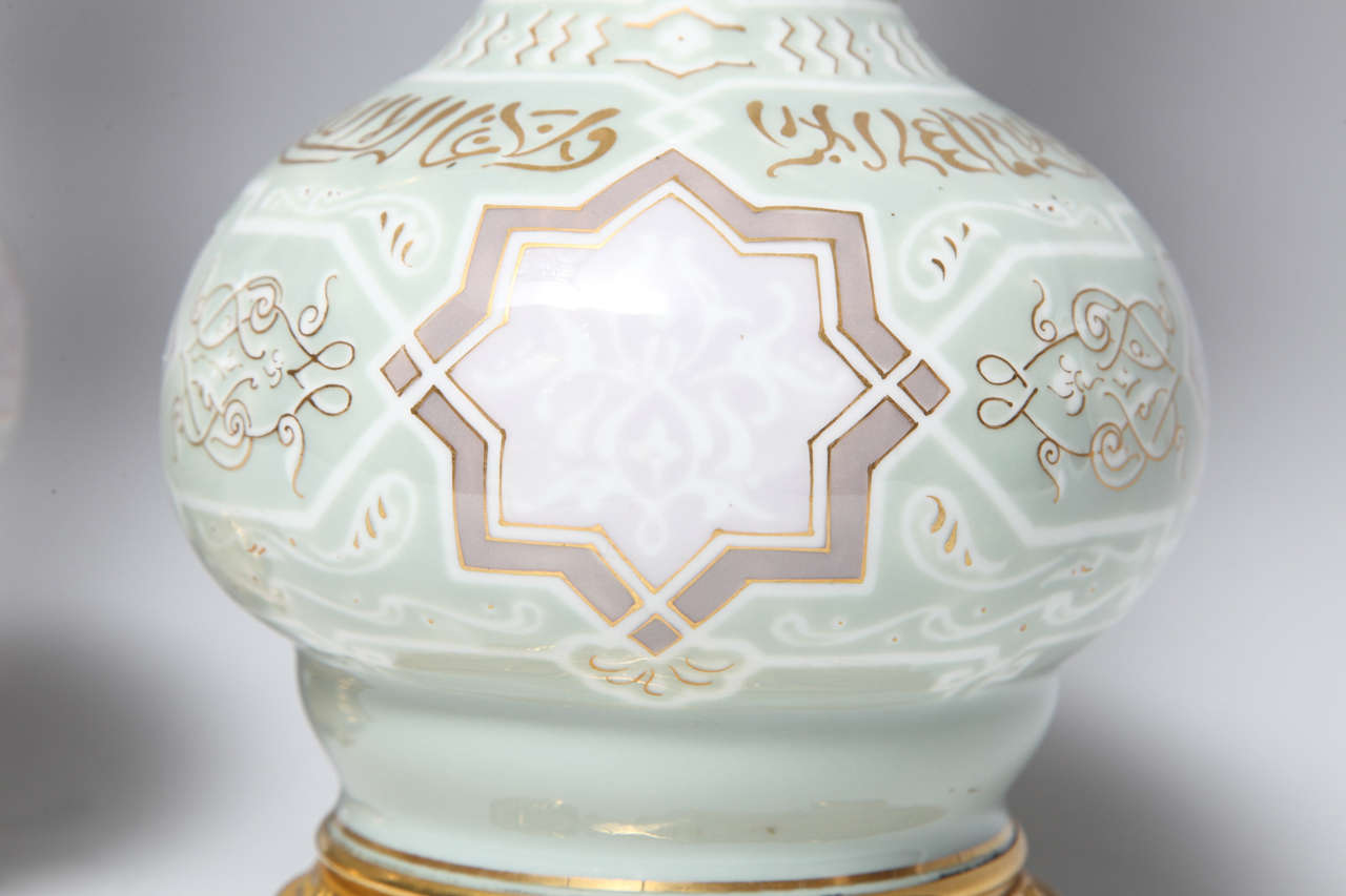Porcelaine Paire de vases en porcelaine française à motifs suédés et motifs orientalistes, montés en lampe en vente