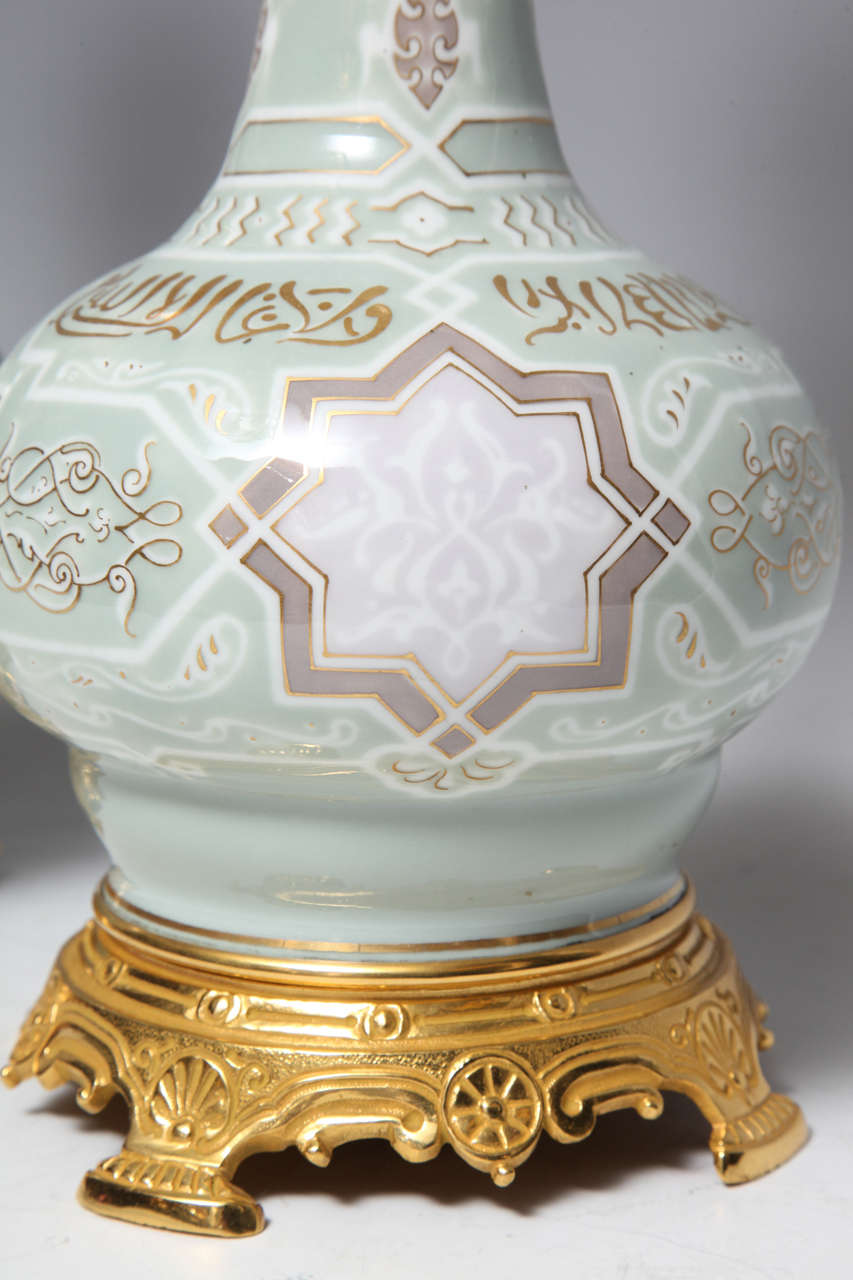 Paire de vases en porcelaine française à motifs suédés et motifs orientalistes, montés en lampe en vente 1