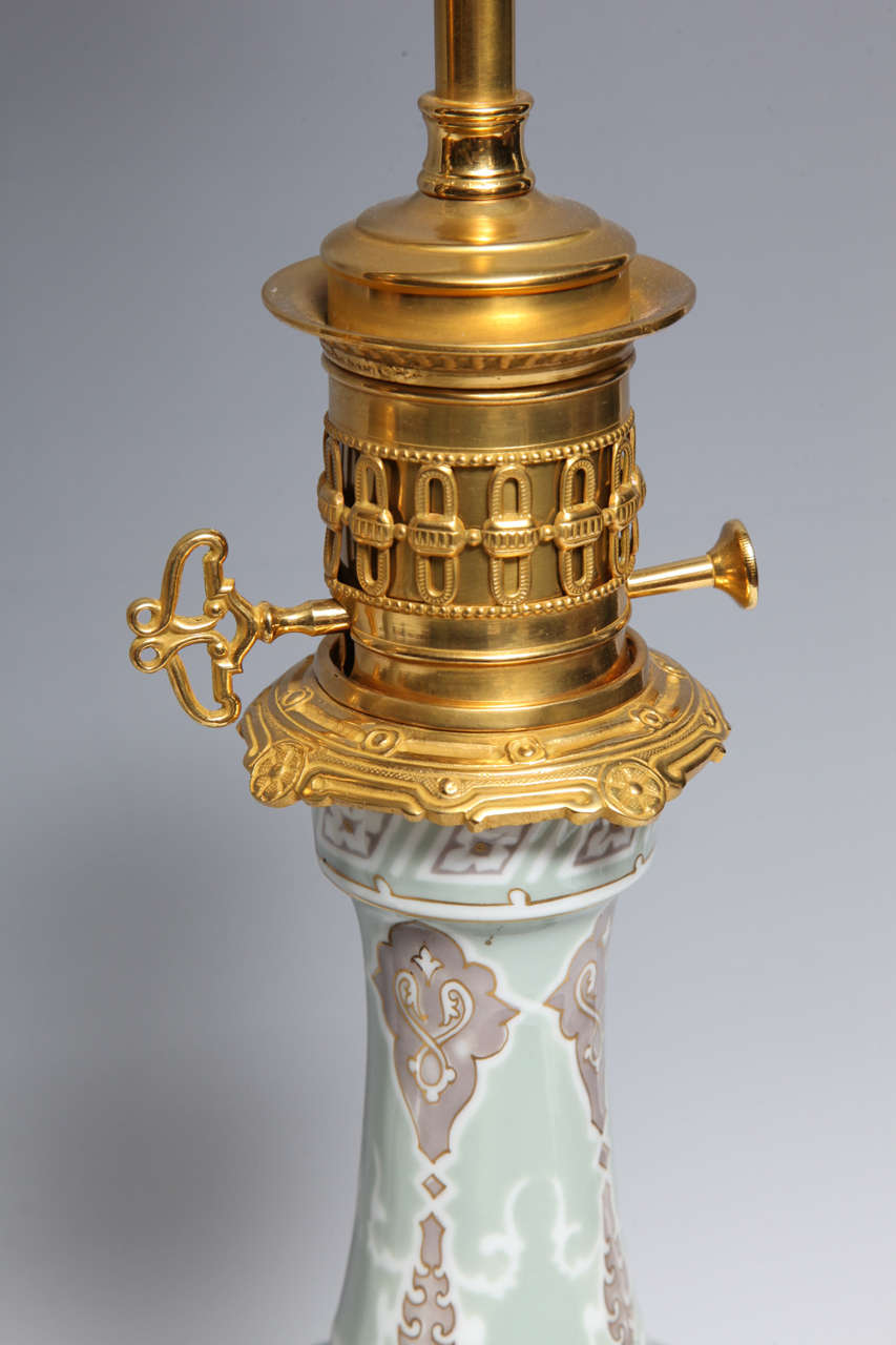 Paire de vases en porcelaine française à motifs suédés et motifs orientalistes, montés en lampe en vente 2