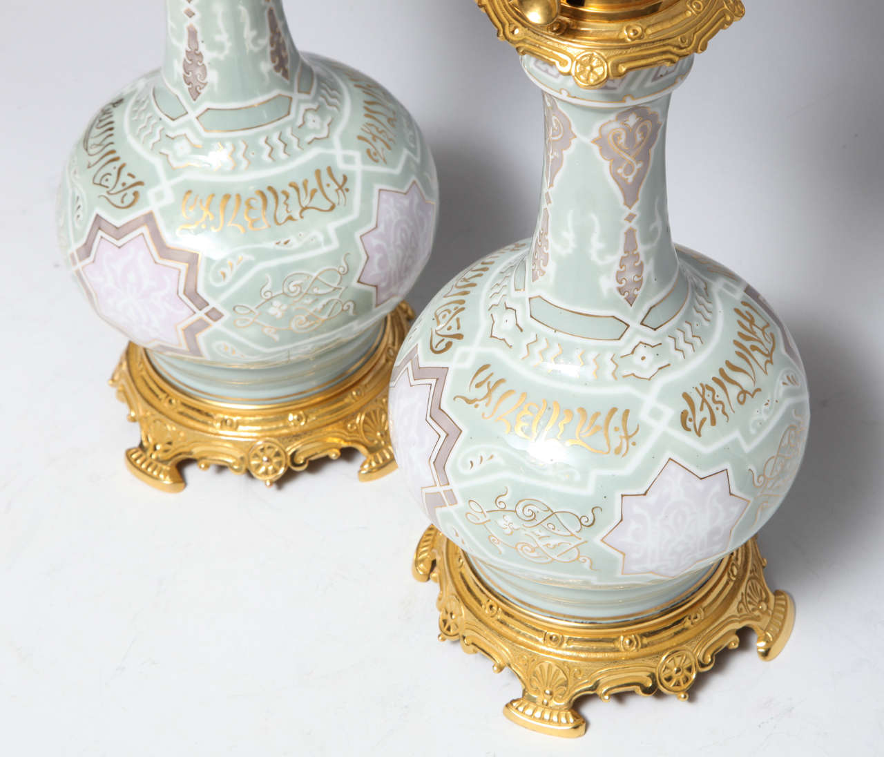 Paire de vases en porcelaine française à motifs suédés et motifs orientalistes, montés en lampe en vente 3