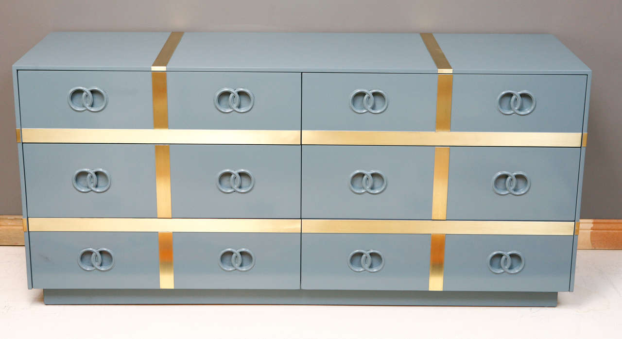 Made by Heritage Henredon in the 1970's. Newly Lacquered case with Brass Details.