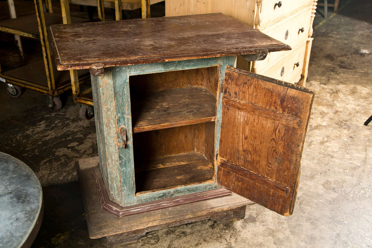 Swedish Painted Pedestal Cabinet with One Door in Original Paint Finish, c. 1780 For Sale 1
