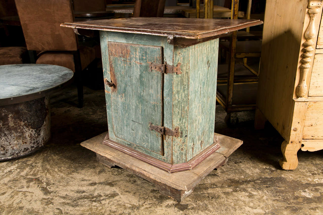Swedish Painted Pedestal Cabinet with One Door in Original Paint Finish, c. 1780 For Sale 4