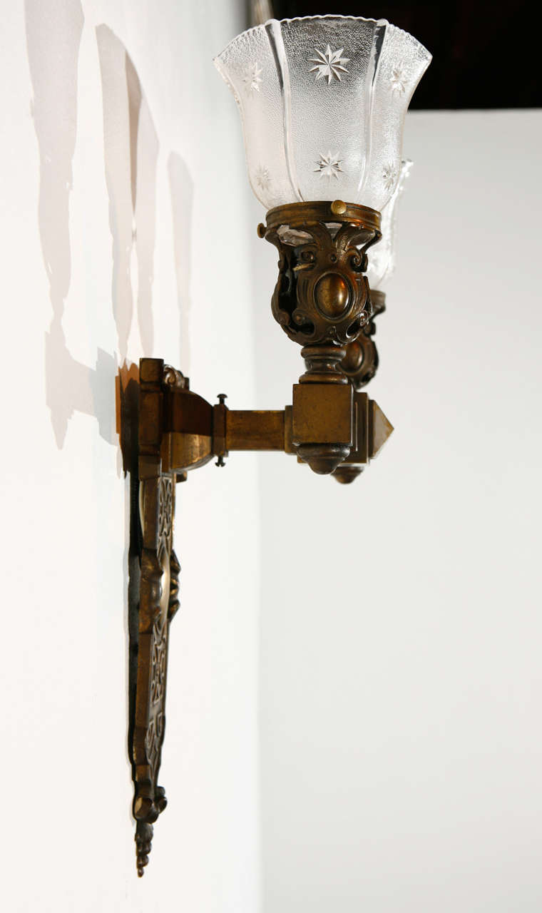 Coppia di lampade in ottone fuso in vendita 2