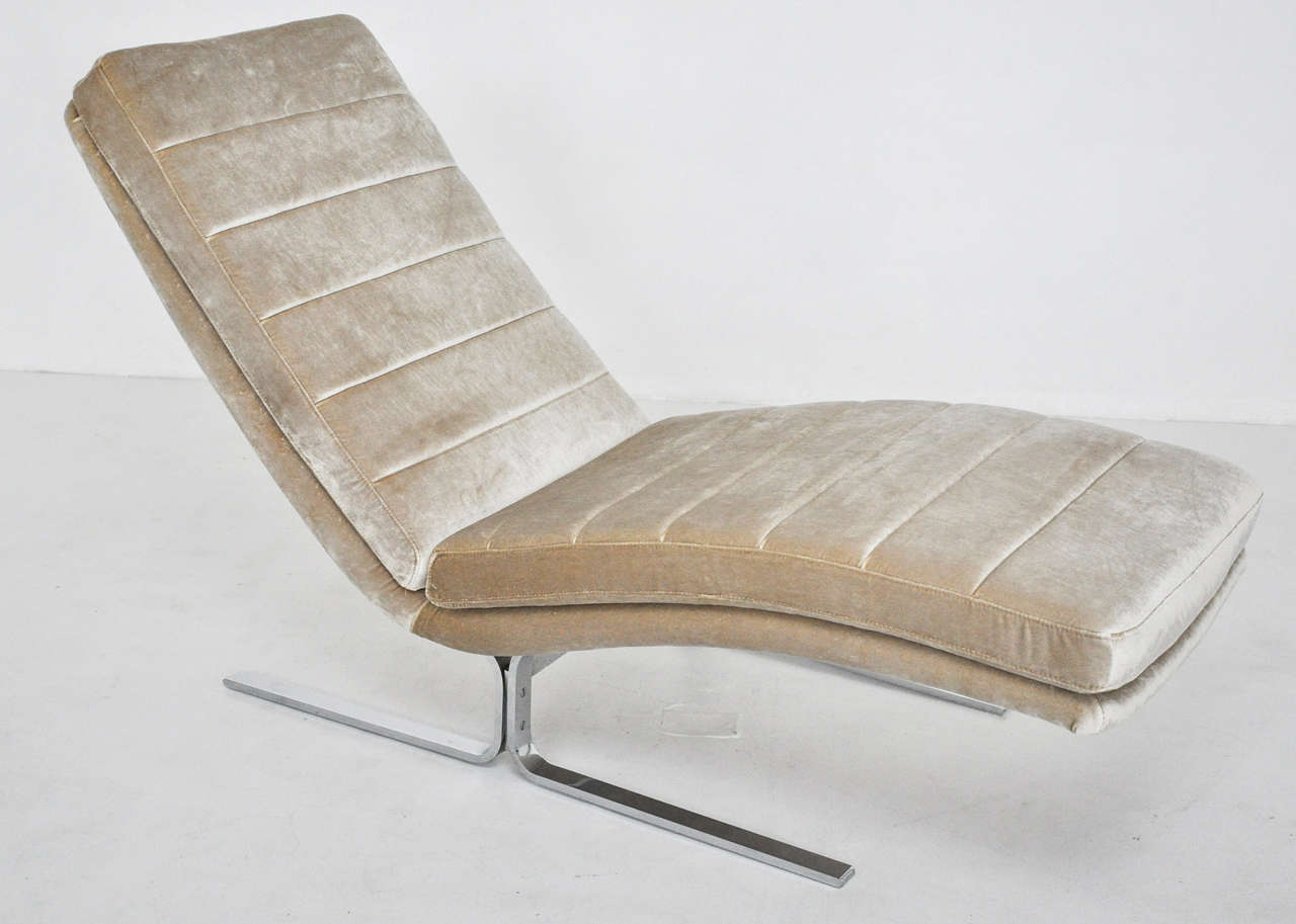 Wave chaise by Giovanni Offredi, made in Italy by Saporiti. Newly upholstered in silk velvet over chrome base.
