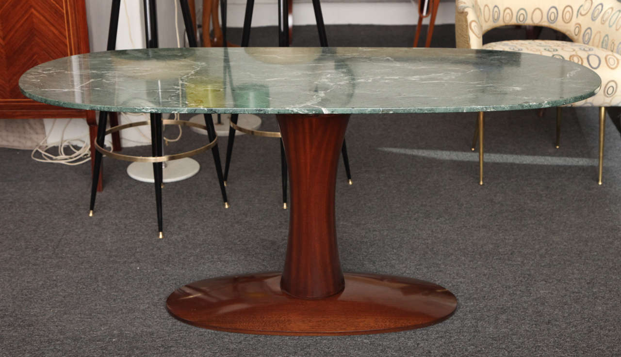 Stunning oval deep green marble and mahogany cocktail table designed and made by Osvaldo Borsani in 1940 in Milan.
Solid mahogany column and base with a beautiful marbletop.
Great quality.
  