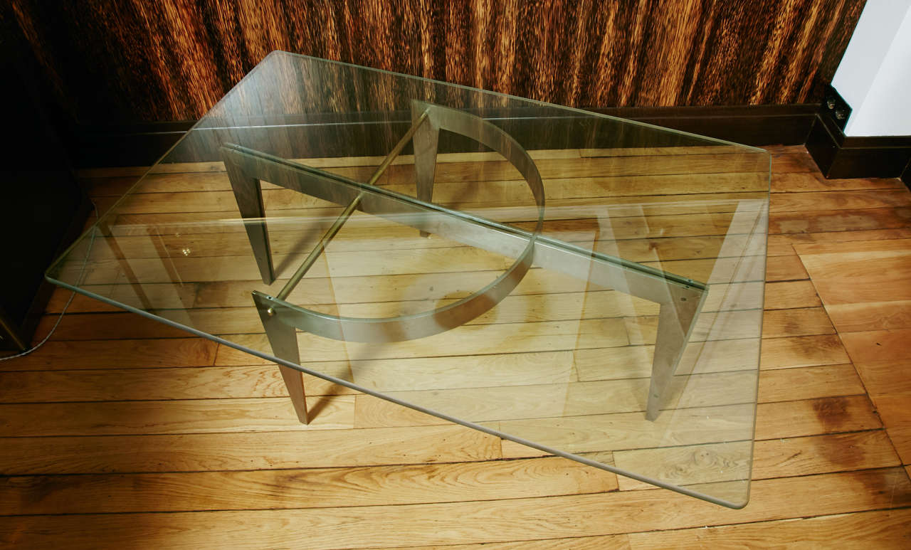 Graphic table with metal base and rectangular glass table top 

H. 46 x L. 118,5 x P. 79 cm
18.11 x 46.6 x 31 in.