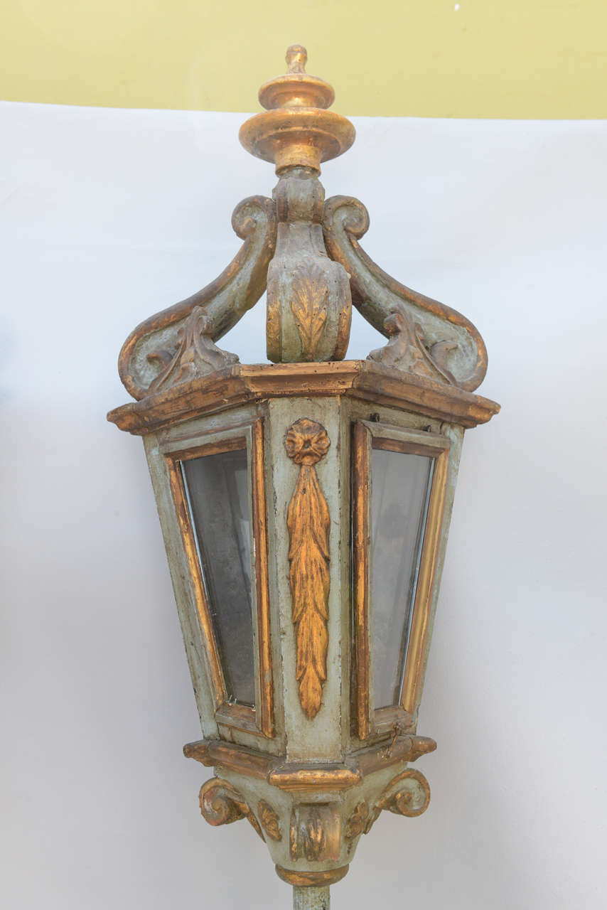 Pair of 17th-18th Century Venetian Gondola Lanterns In Distressed Condition In West Palm Beach, FL