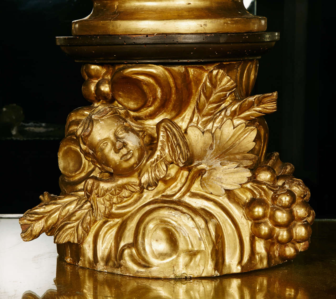 Giltwood sculpture, beginning of 18th century, representing a mythological figure of man carrying a shell, Poseidon or Neptune? von a base with angels.