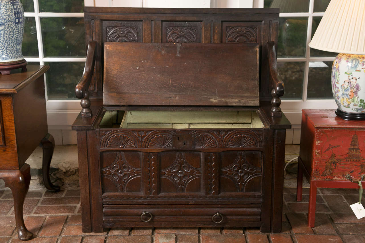 Carved Oak Settle In Excellent Condition In Woodbury, CT