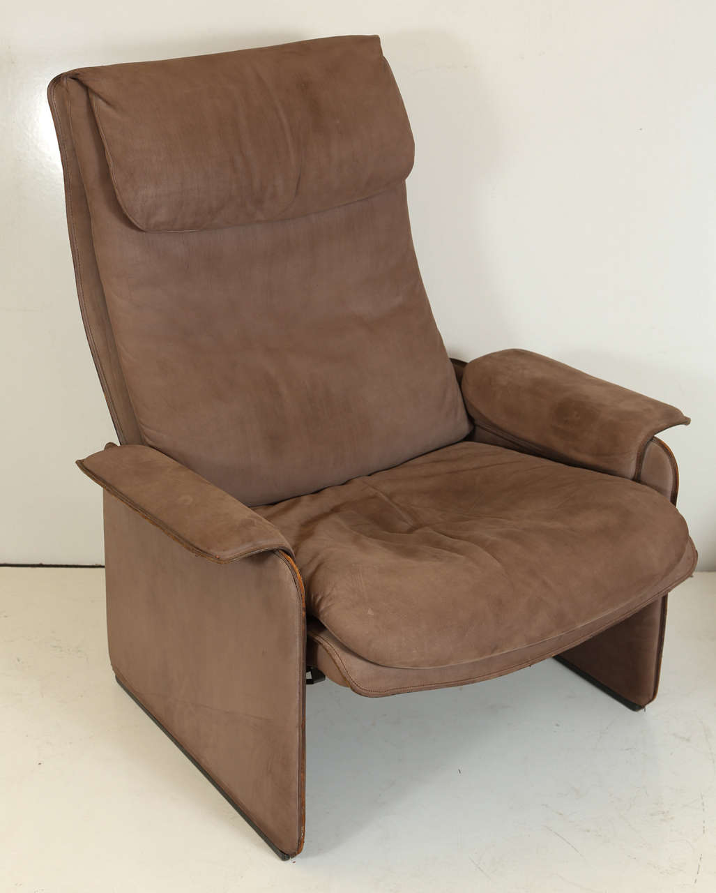 De Sede DS 50 Recliner and Ottoman In Good Condition For Sale In Los Angeles, CA
