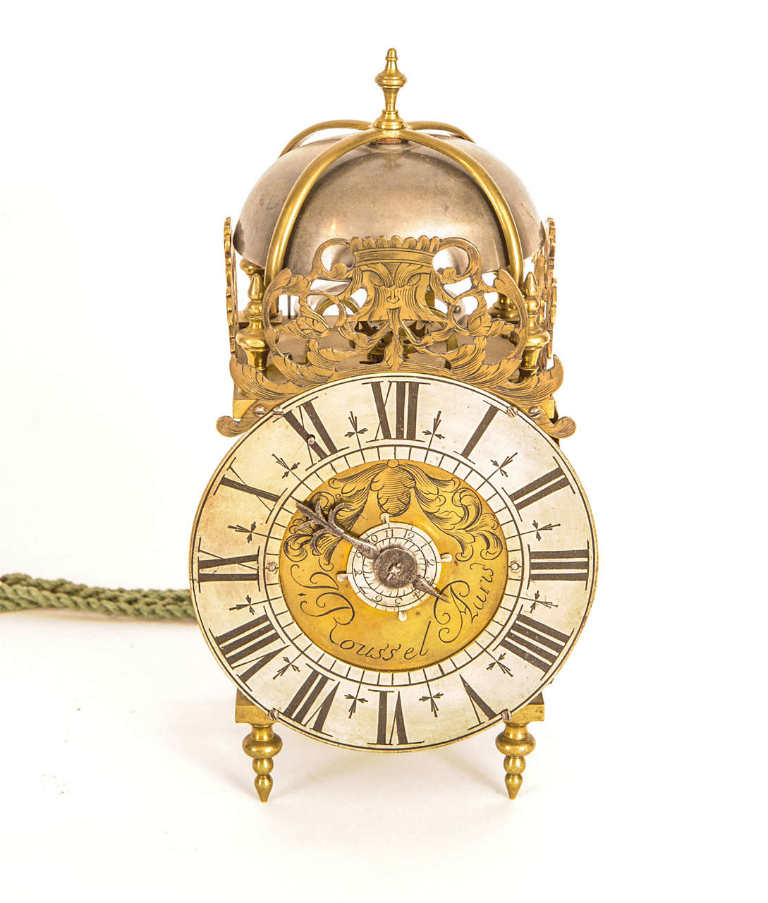 A Small French Brass alarm Lantern Clock, J. Roussel a Paris, circa 1730 In Good Condition For Sale In Amsterdam, Noord Holland