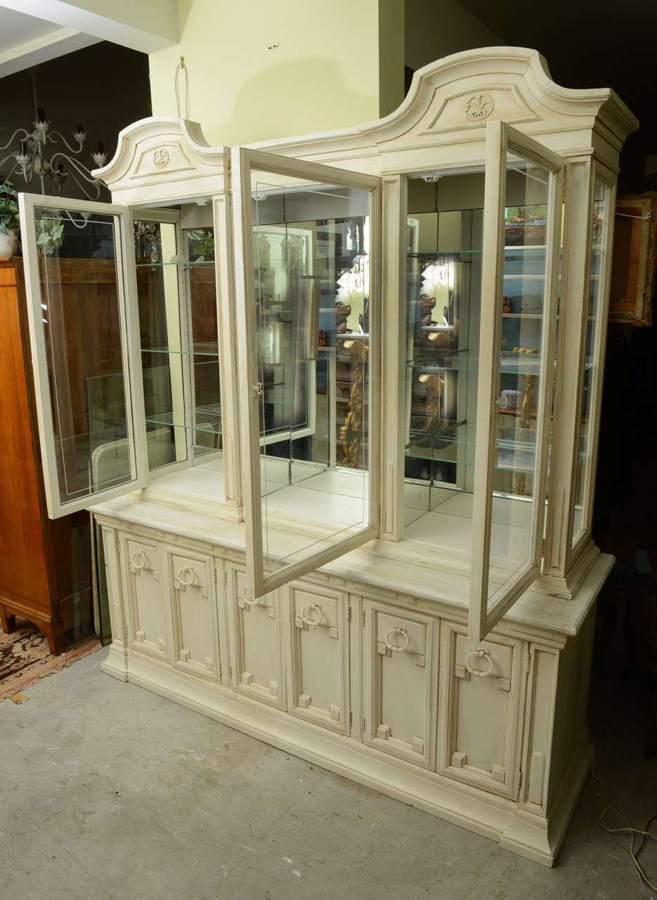 20th c. Display Cabinet or Showcase In Good Condition In West Palm Beach, FL