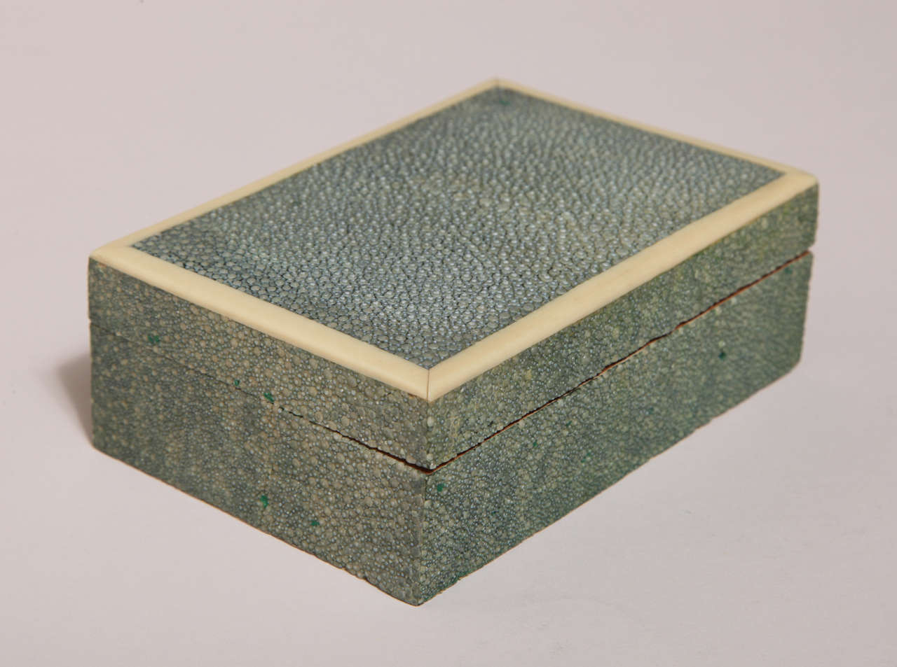 Green shagreen box with faux ivory stringing around the top.

*Variety of other shagreen boxes available.

(Price shown is reduced price, no further trade discount)
