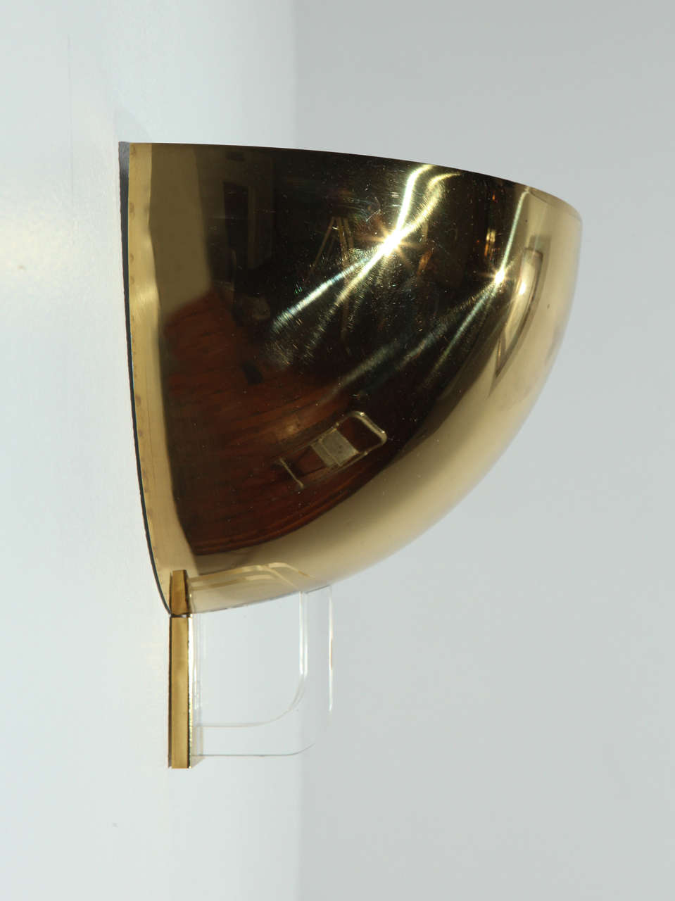 Italiano Coppia di lampade italiane in ottone e lucite in vendita