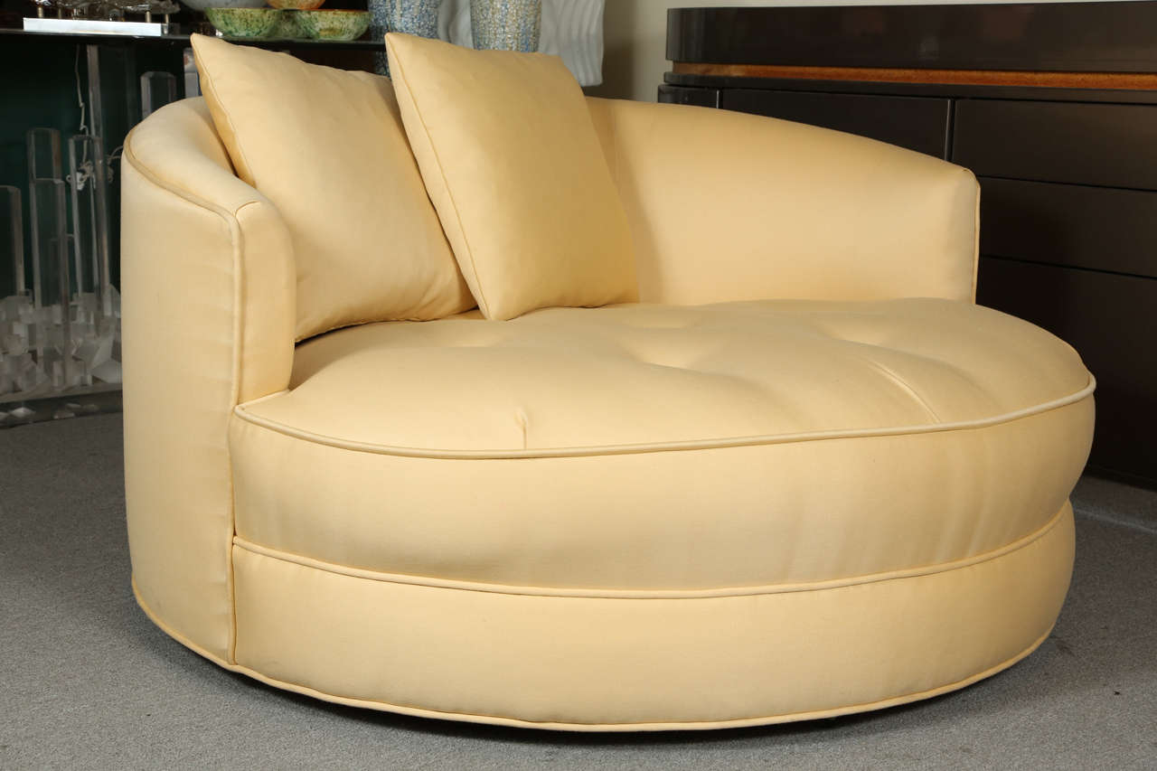 Lovely Circular Tufted Settee by Milo Baughman 2