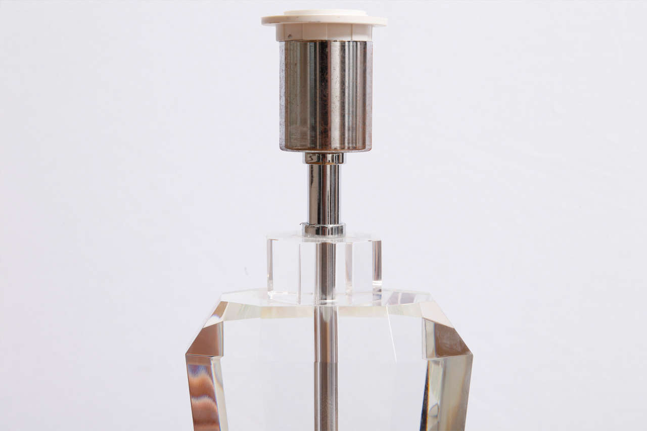 French Cut and Polished Solid Glass Table Lamp In Excellent Condition In Brussels, BE