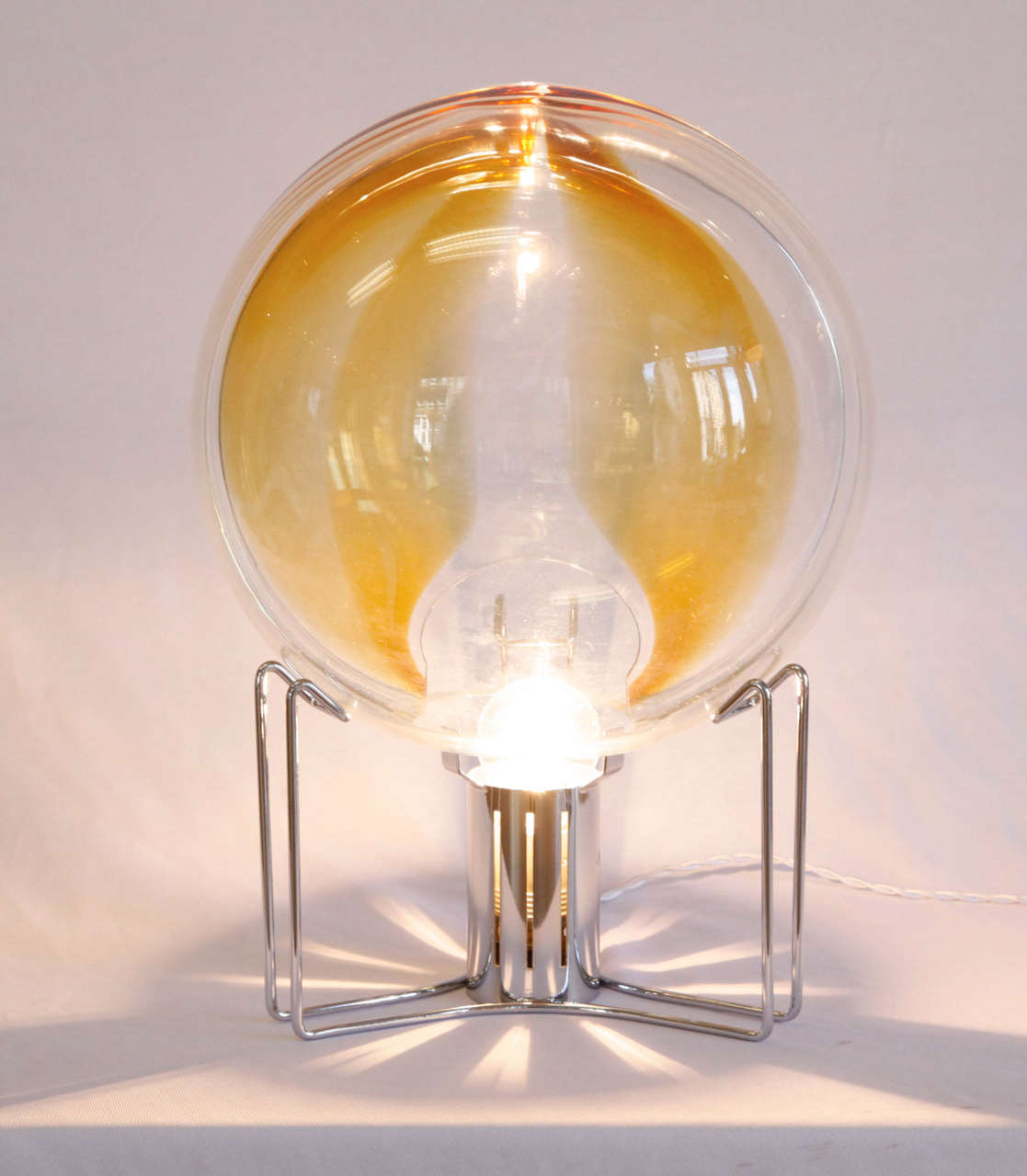 Rare 'Membrana' table lamp by the Italian glass designer Toni Zuccheri (1936-2008) and executed by Venini, glassworks in Murano, Italy (IT).
Glass globe with an inner amber membrane.
