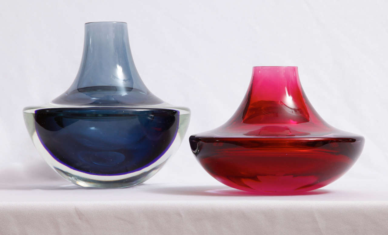 Two 'Sommerso' vases (model number 14601) designed by the Italian glass designer Mario Pinzoni (1927-1993) and executed by Seguso Vetri D'Arte, Murano. 'Blue' : h. 20 - diam. 20 cm + 'Red' : h. 16 - diam. 20 cm.