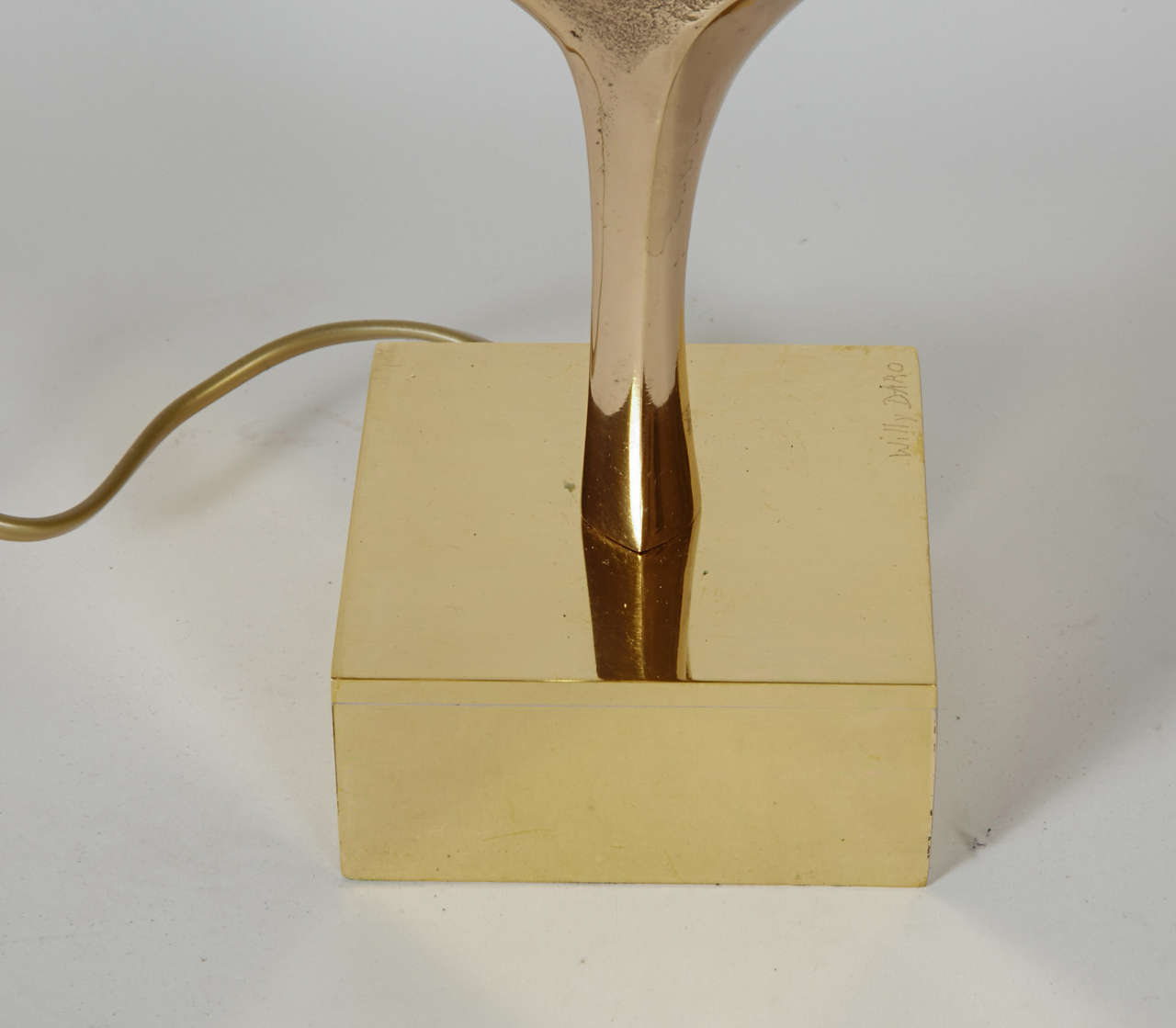 Paire inhabituelle de lampes sculpturales en bronze avec une petite géode d'améthyste incluse.