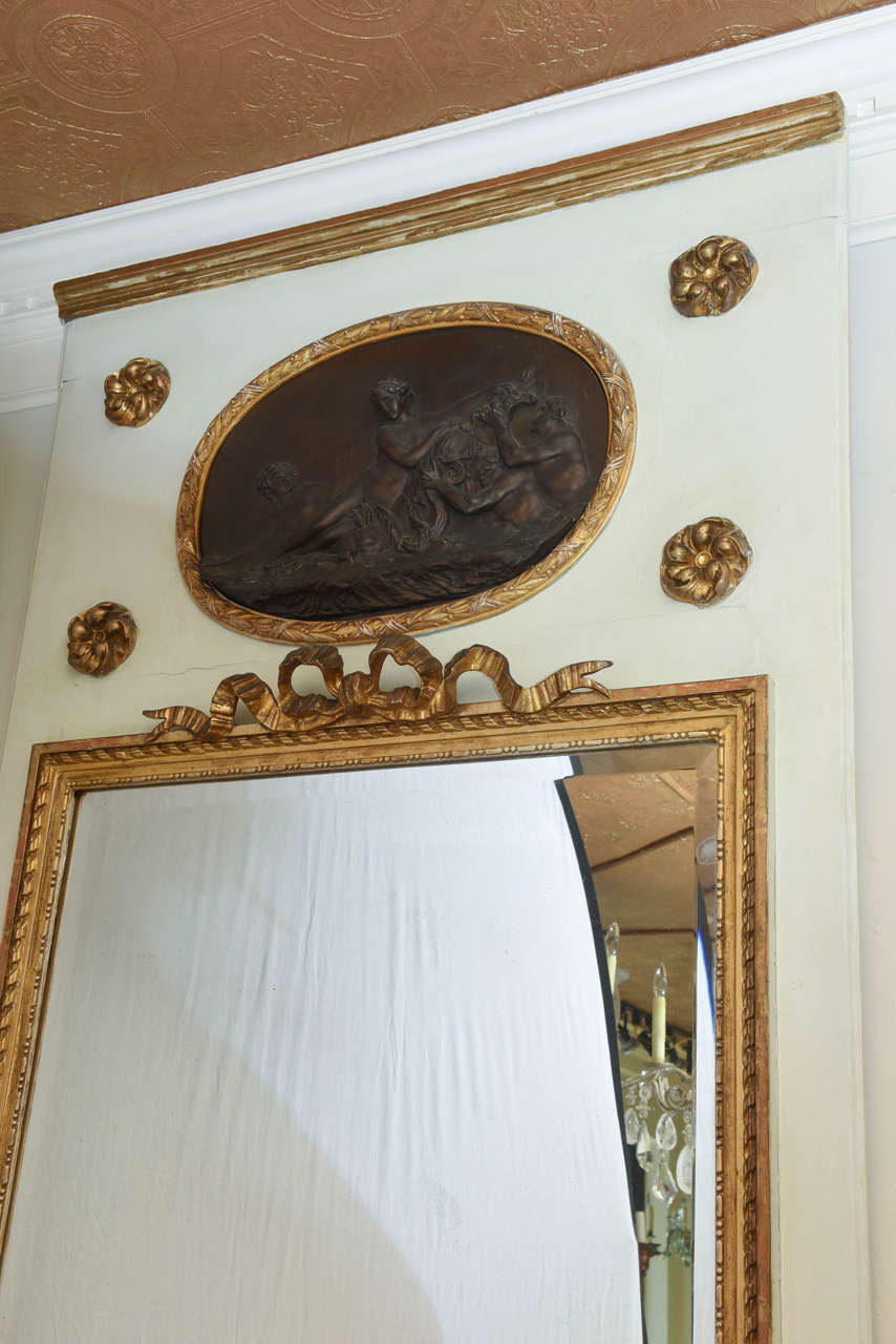 Miroir monumental Trumeau du 19ème siècle, incrusté d'une plaque d'après Clodion en vente 1