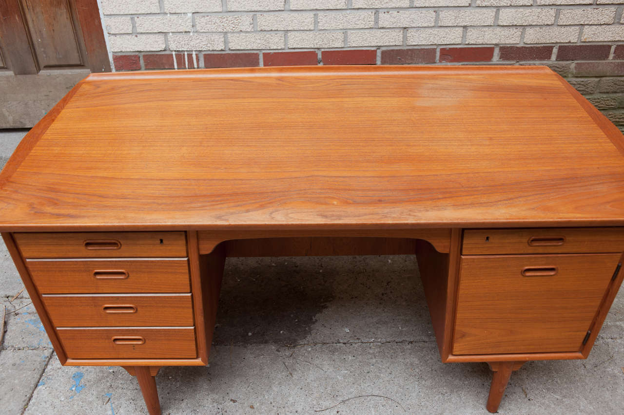 Svend & Madsen Free Standing Desk And Chair For Sigurd Hansen In Good Condition In Toronto, ON