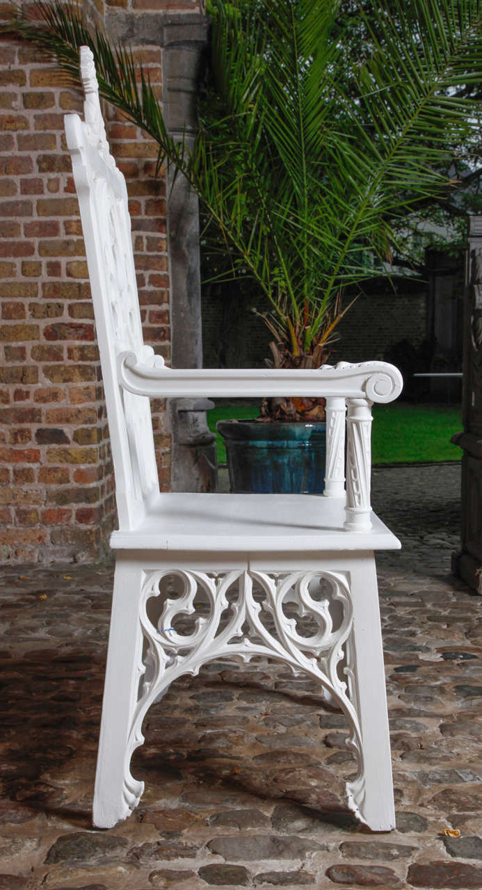 english white painted gothic revival throne chair In Excellent Condition For Sale In Sint-Kruis, BE