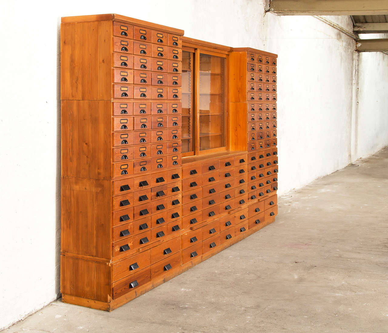 Mid-Century Modern Grand coffre d'apothicaire extrême