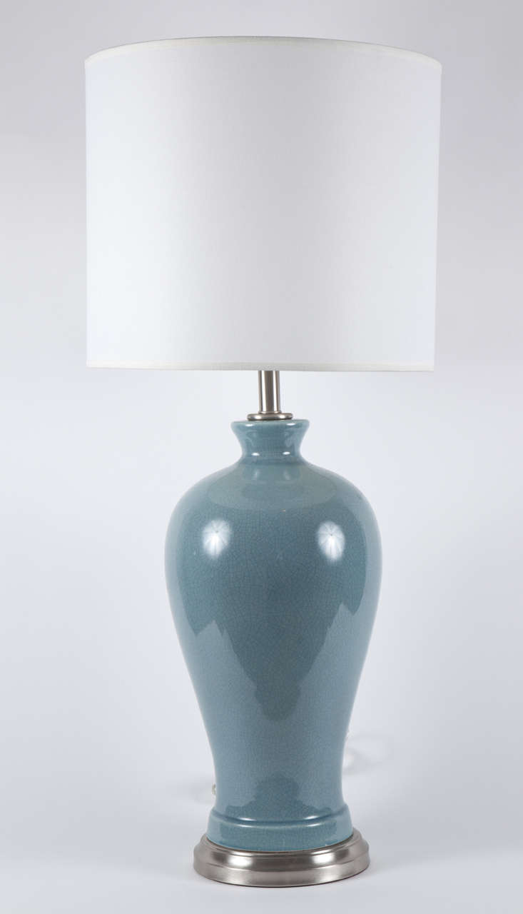Fantastische stilisierte Keramiklampe in Form eines Ingwerglases mit zartblauer/grauer Craquelé-Glasur auf satiniertem Nickelsockel von Paul Hanson Lighting, New York.