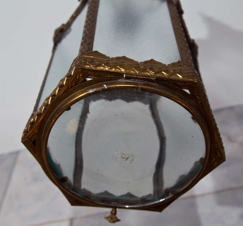 Elegant English Embossed Brass Hall Light In Good Condition For Sale In Woodbury, CT