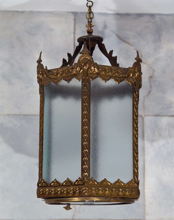 20th Century Elegant English Embossed Brass Hall Light For Sale