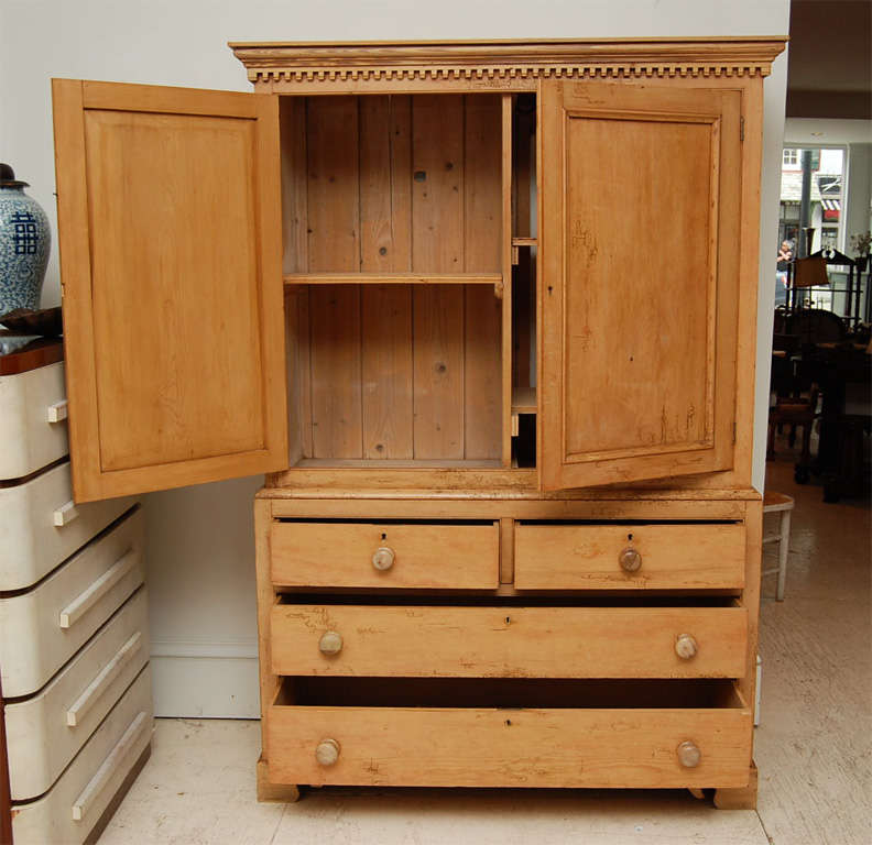 George III-Style Pine Linen Press In Excellent Condition In Hudson, NY