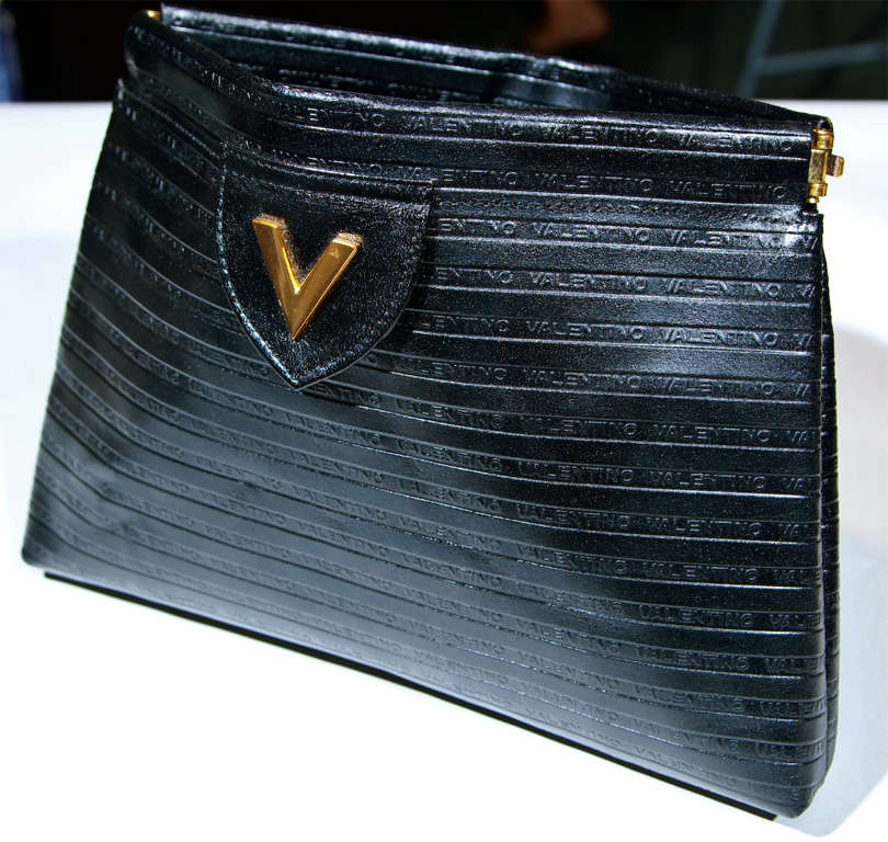 We at FunkyFinders chose this Valentine Piece due to its striking styling. A simple capital 'V' logo on both sides is unmistakably Valentino. A black leather textured leather surround is both minimalist and conversational. Wear this accoutrement and