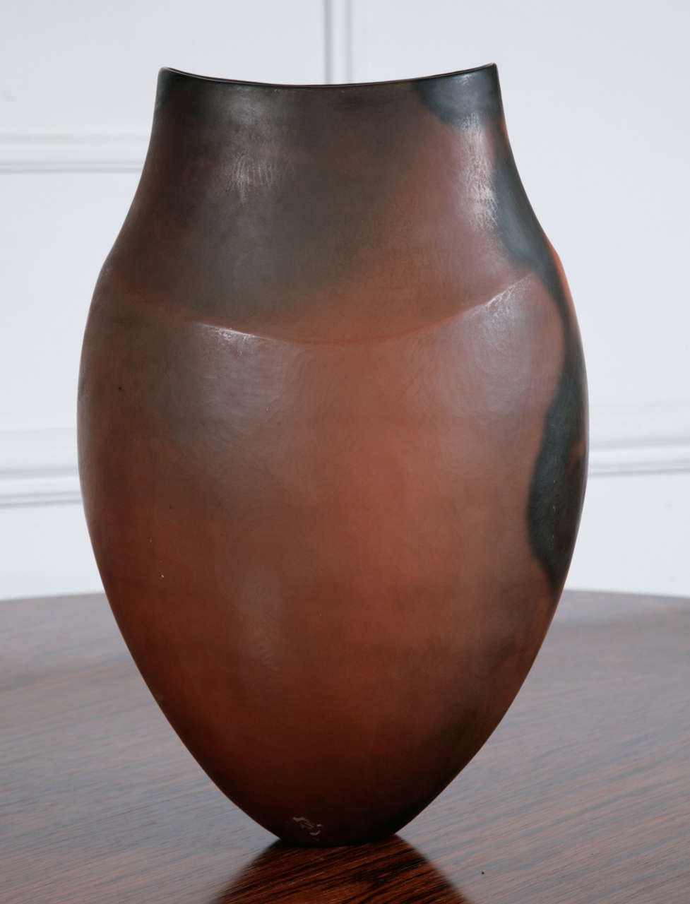 Gabriele Koch (German, b.1948)
Amphora vessel, earthenware, smoke-fired and burnished
incised signature
42cm high.

Provenance:
with The Hart Gallery, London.