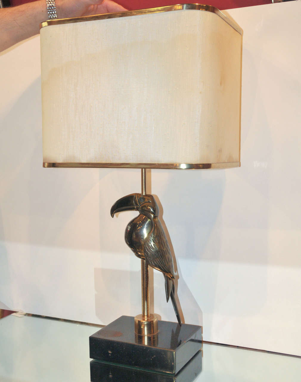 lampe des années 1970 avec un toucan en bronze à patine vernie sur une base en fer. Monogramme 