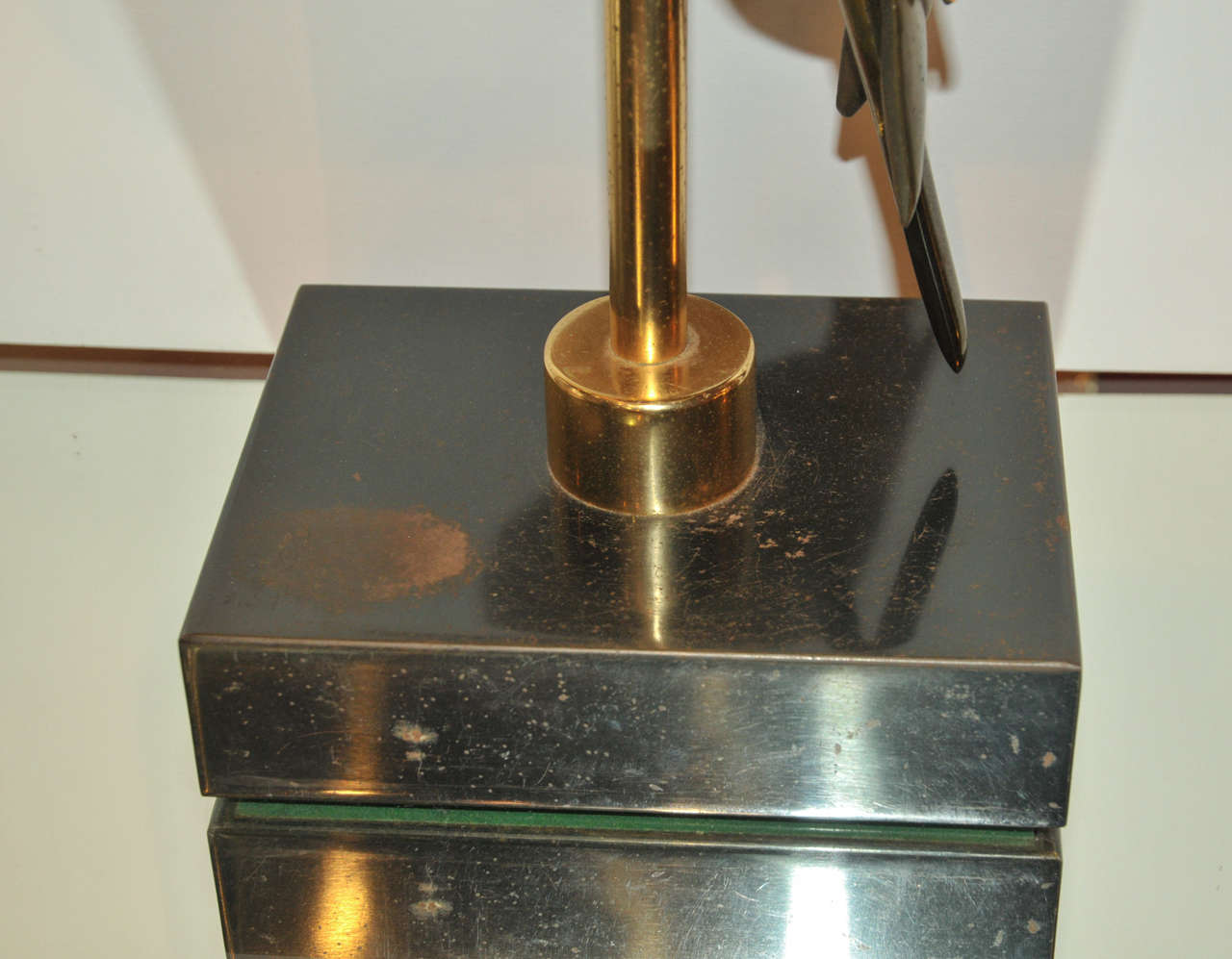 Bronze Lampe des années 1970 avec un toucan en bronze en vente