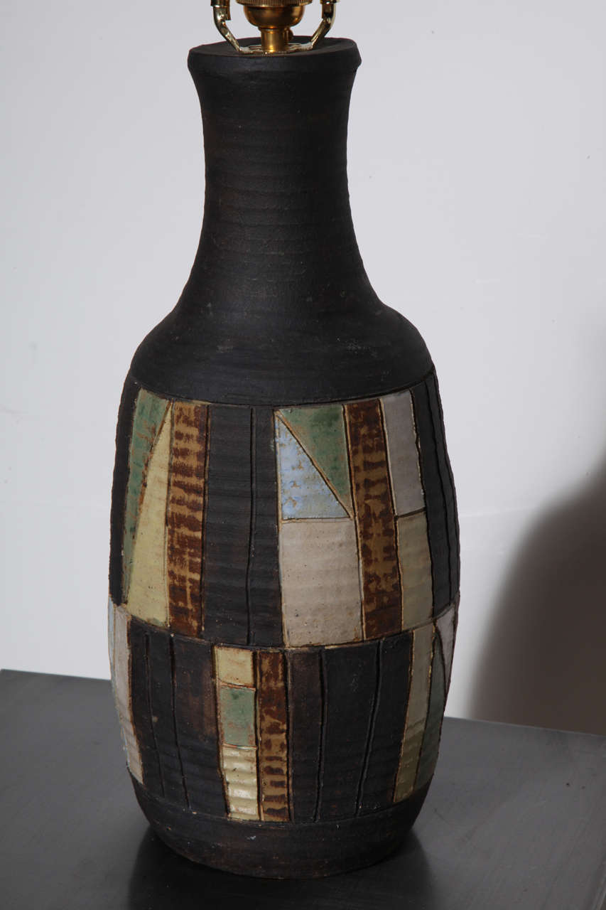 Dark Charcoal Pottery Table Lamp with Glazed Patchwork Pattern, 1950s  In Good Condition For Sale In Bainbridge, NY