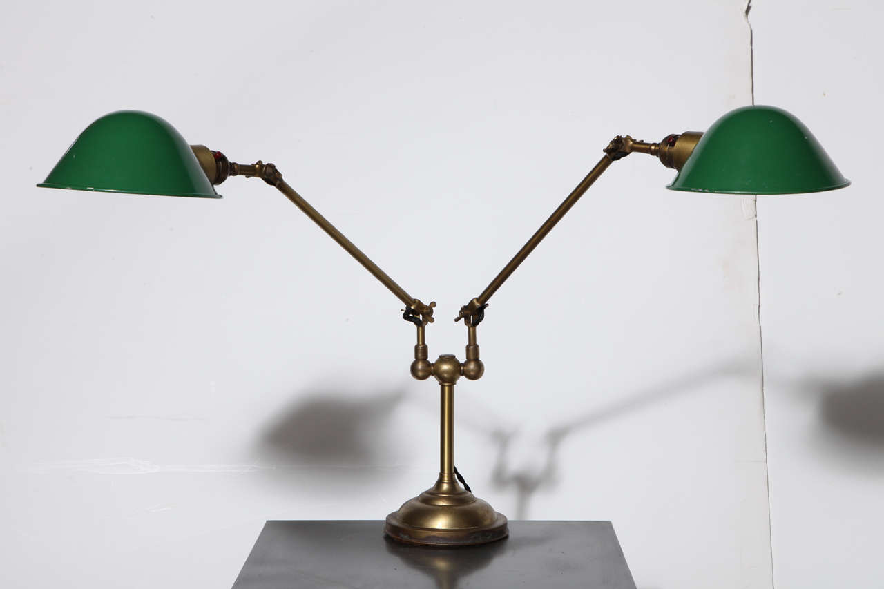 1920 patentierte:: schwenkbare Faries Library Desk Lamp aus Messing. Ausgestattet mit grün 
emaillierten Messingschirmen:: Armen auf einem runden Sockel. Die Arme der Lampenschirme und der Lampe 
können mehrere Positionen einnehmen.  Komplett mit