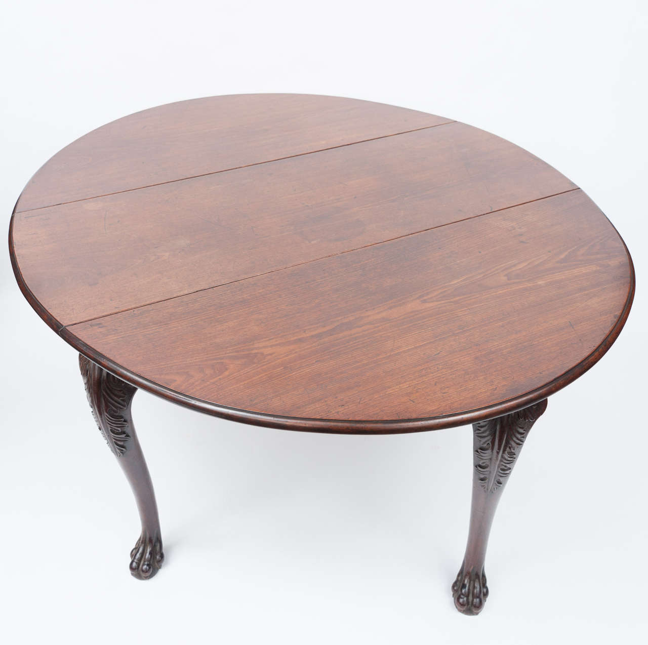 A good George II Irish mahogany drop-leaf table, with a well figured oval top with a molded edge. The ends with a shaped apron standing on four exaggerated cabriole legs with bold acanthus carving, terminating in claw feet. Great quality dense
