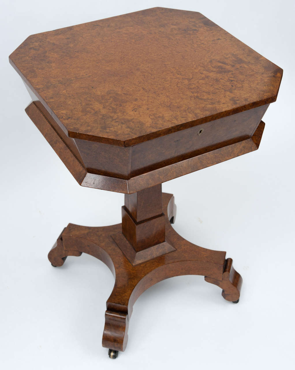 Late Regency Amboyna Sewing/Occasional Table In Good Condition In Moreton-in-Marsh, Gloucestershire
