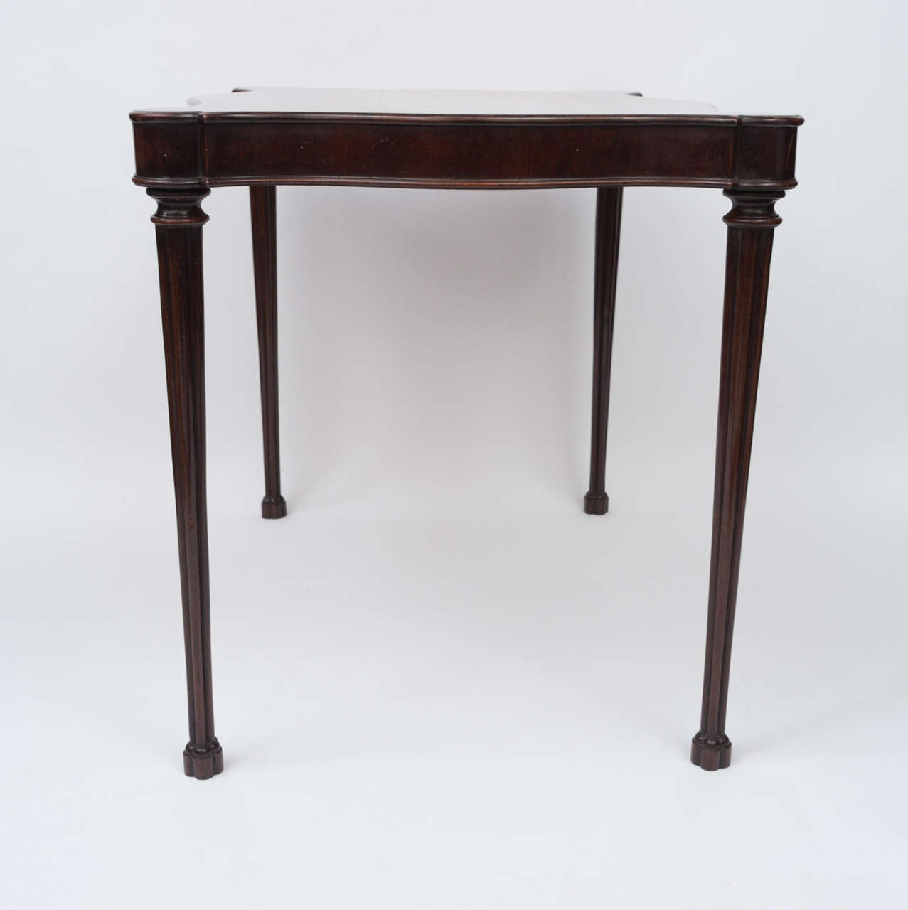 A Geo III mahogany silver table of unusual serpentine form For Sale 2