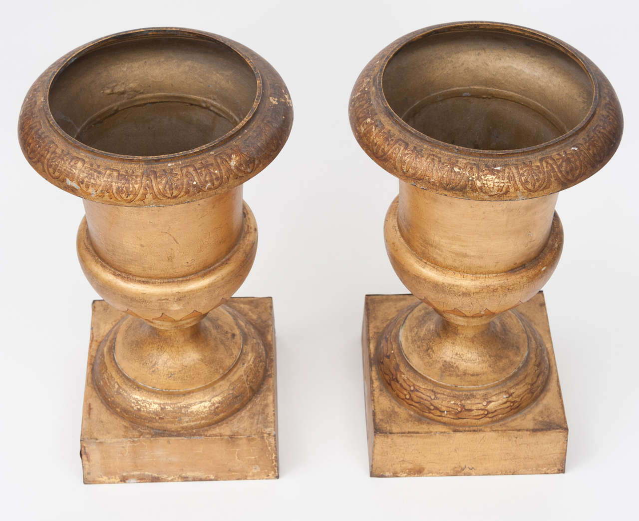 Important Pair of Tole Urns with Original Royal Crests Decoration 1
