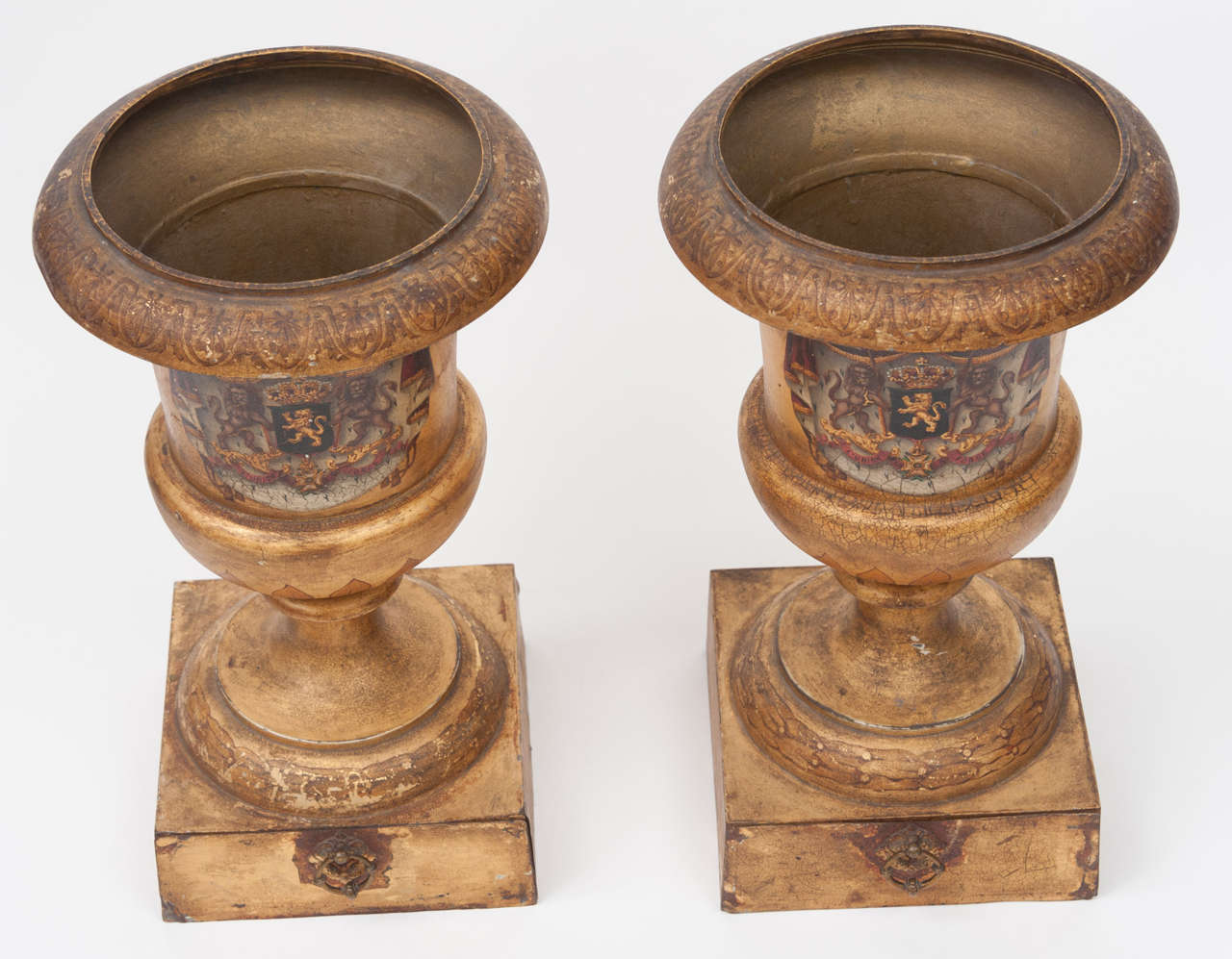 Important Pair of Tole Urns with Original Royal Crests Decoration 2